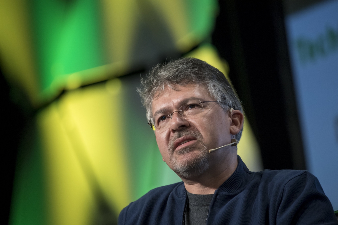 Глава отдела искусственного интеллекта в Google перешел в Apple