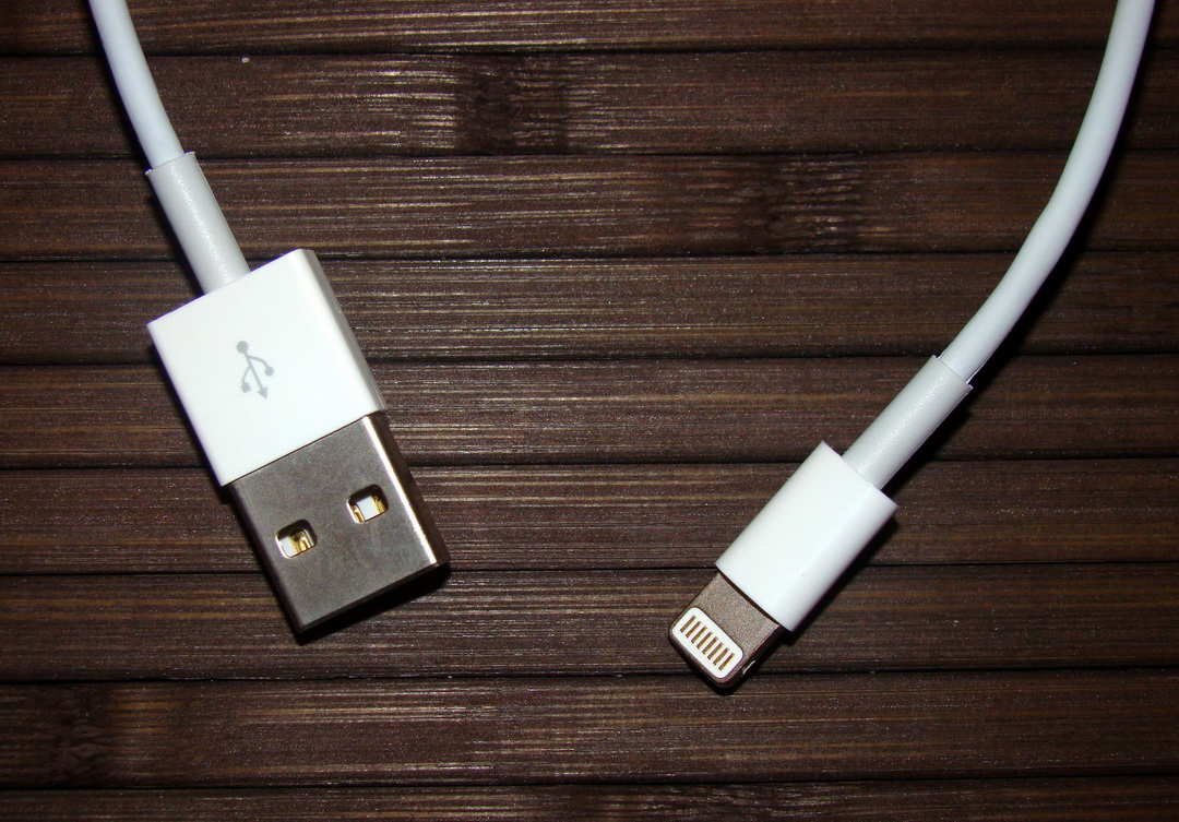 Почему для зарядки iPhone нужно использовать только оригинальный кабель