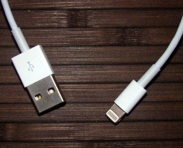 Почему для зарядки iPhone нужно использовать только оригинальный кабель