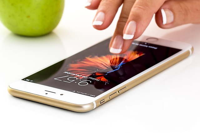 Apple требует менять аккумулятор на iPhone только в авторизированных сервисных центрах