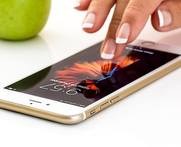 Apple требует менять аккумулятор на iPhone только в авторизированных сервисных центрах